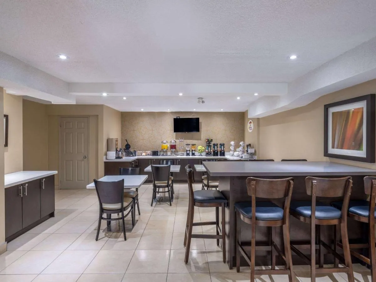 Hotel Super 8 By Wyndham Toronto East On