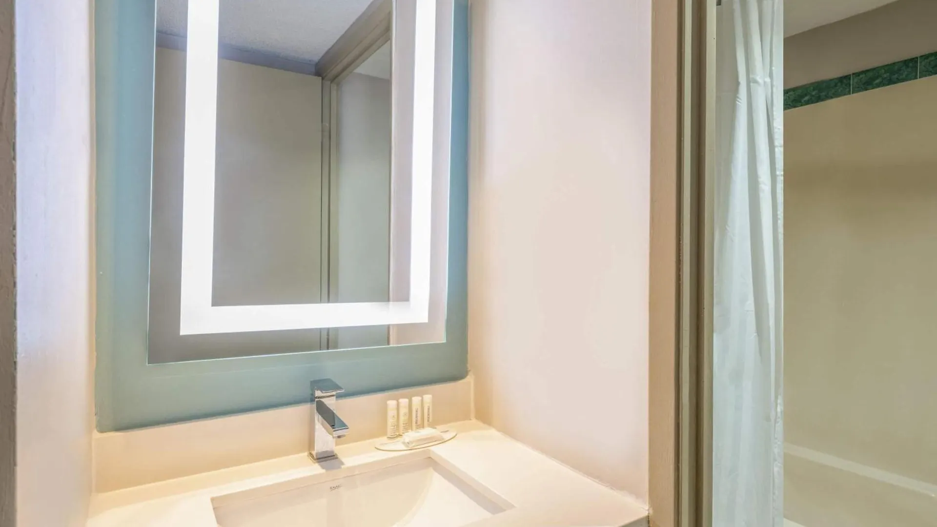 Hotel Super 8 By Wyndham Toronto East On