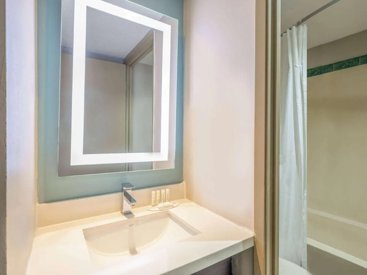 Super 8 By Wyndham Toronto East On Hotel