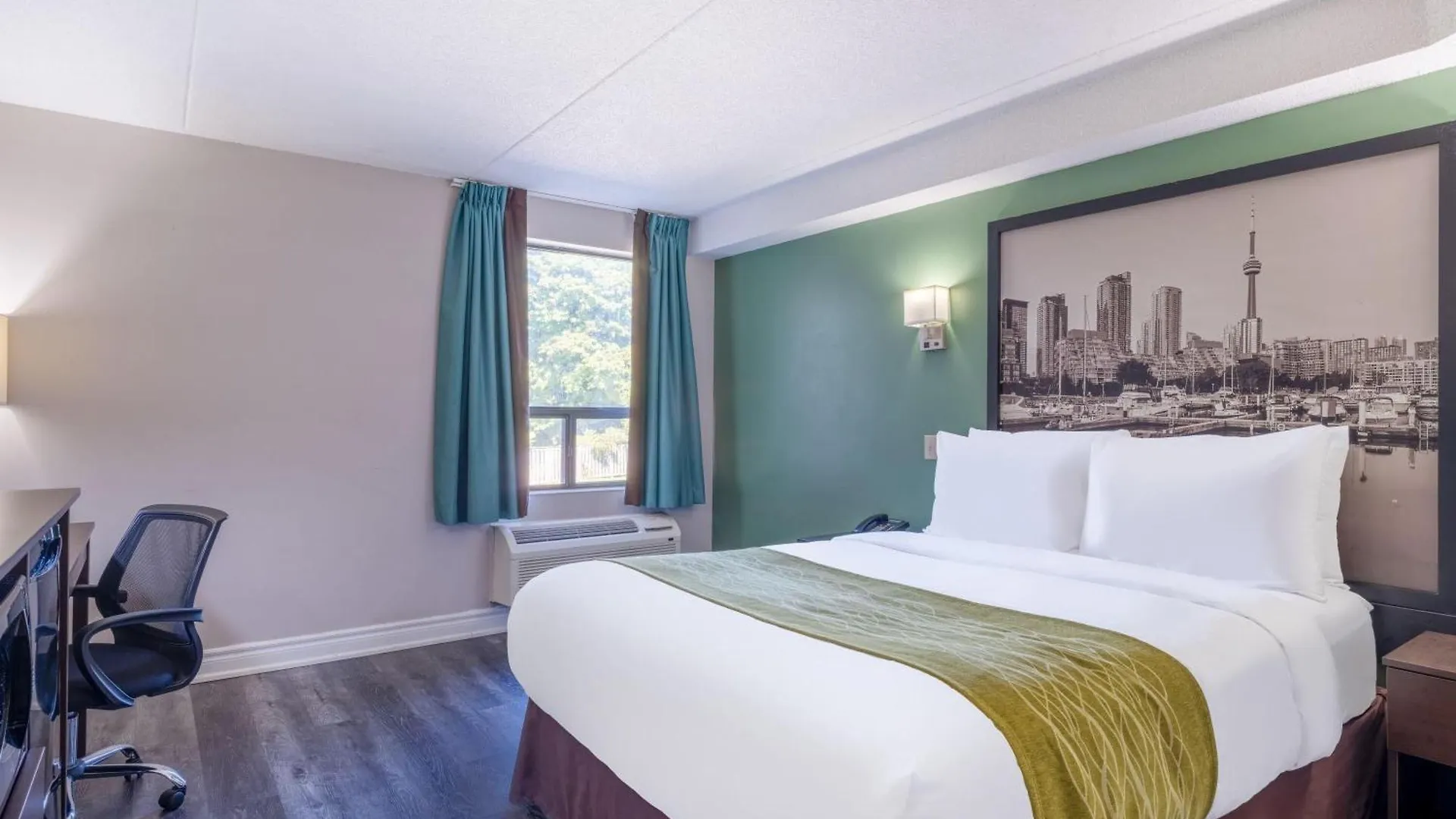 Super 8 By Wyndham Toronto East On Hotel