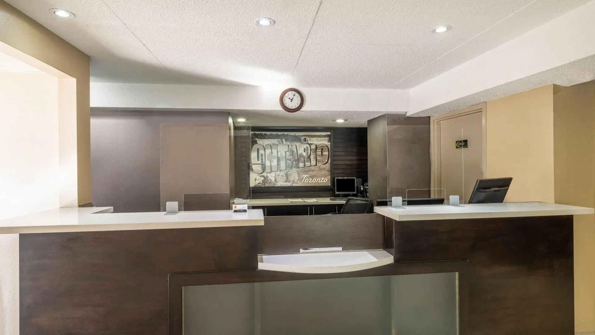 **  Super 8 By Wyndham Toronto East On Hotel Canadá