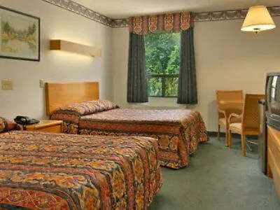 Super 8 By Wyndham Toronto East On Otel