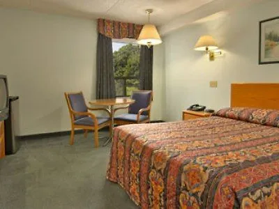 Super 8 By Wyndham Toronto East On Otel
